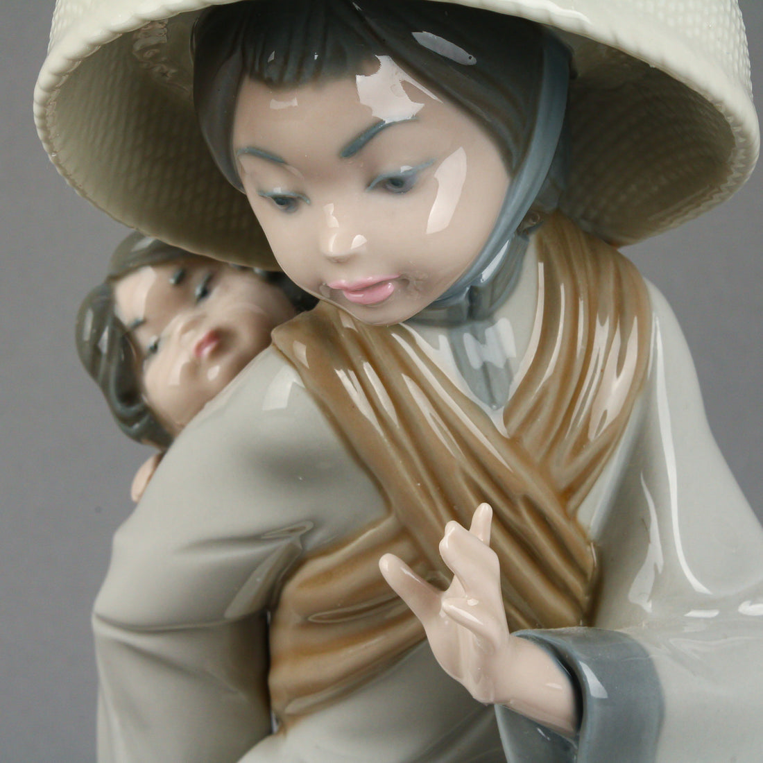 LLADRO Chinese Girl with Baby 5123 Figurine