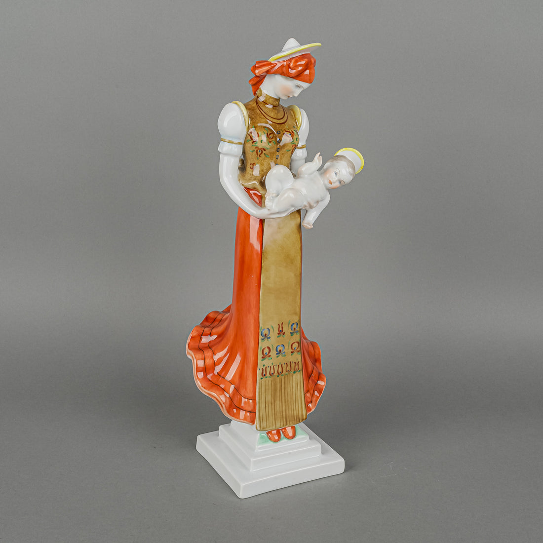 HEREND Figurine Peasant Madonna With Child 5421