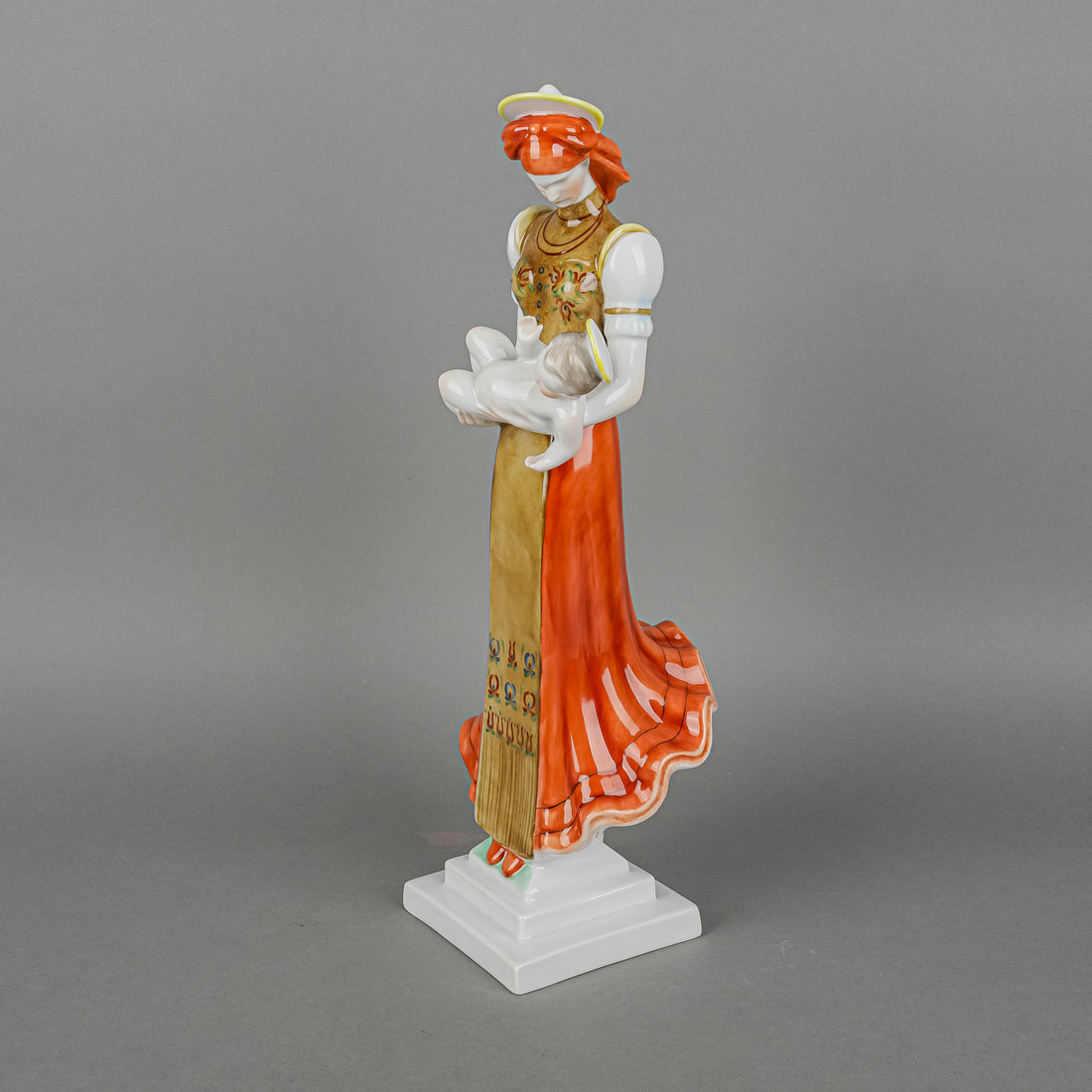 HEREND Figurine Peasant Madonna With Child 5421