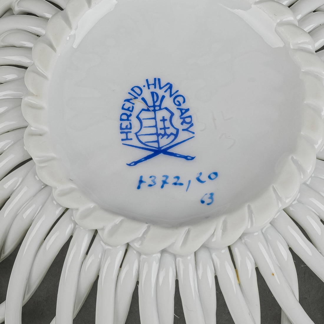 HEREND Rothschild Bird Open Work Basket 7372 D4.75"