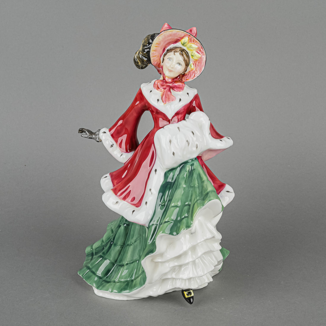 ROYAL DOULTON Figurine Wintertime HN 3622  The Seasons Series