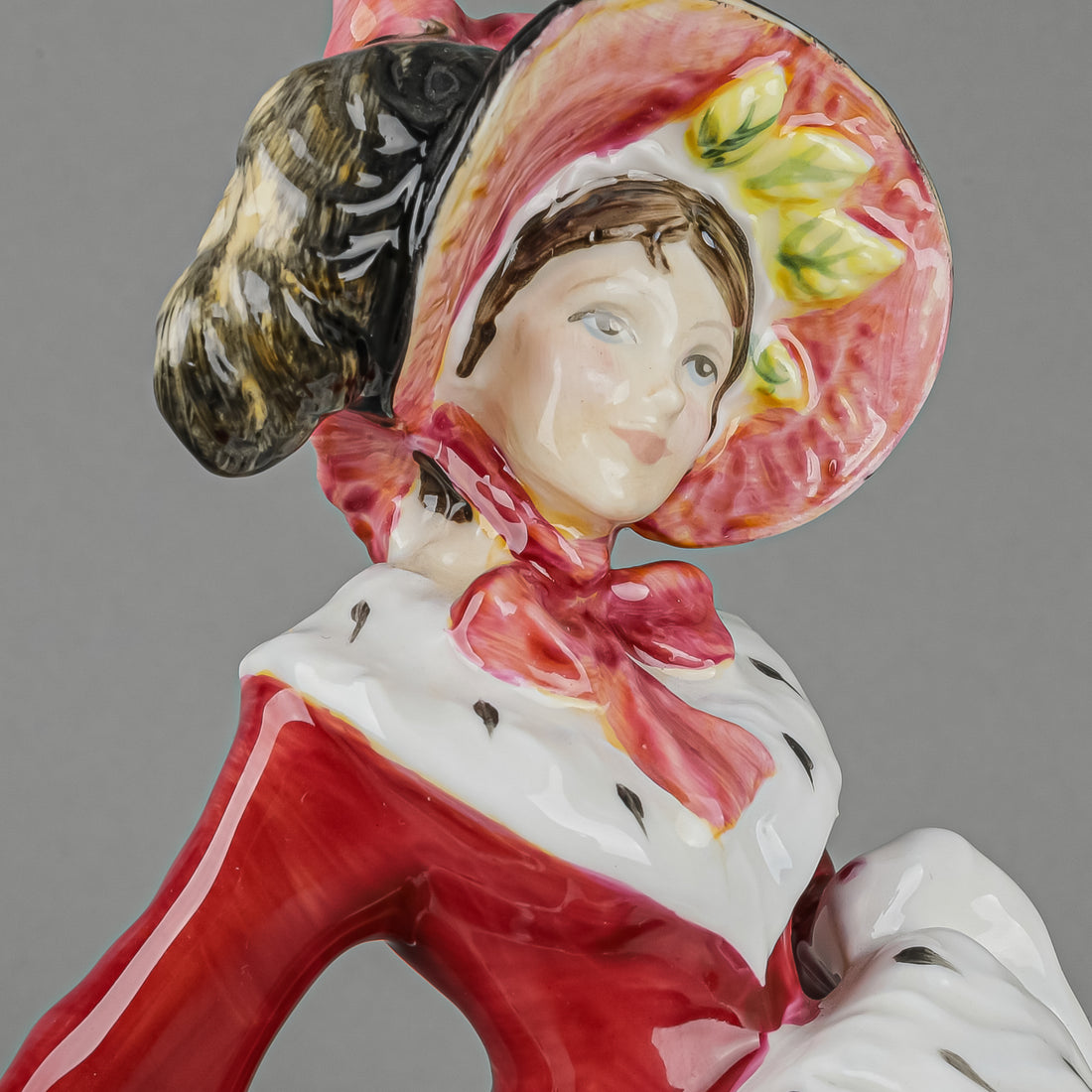 ROYAL DOULTON Figurine Wintertime HN 3622  The Seasons Series
