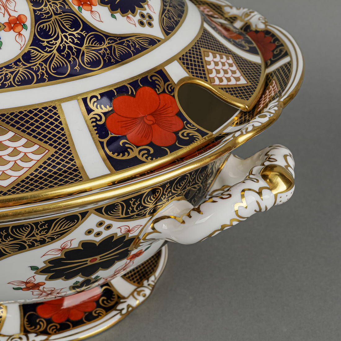 ROYAL CROWN DERBY Old Imari 1128 Covered Soup Tureen
