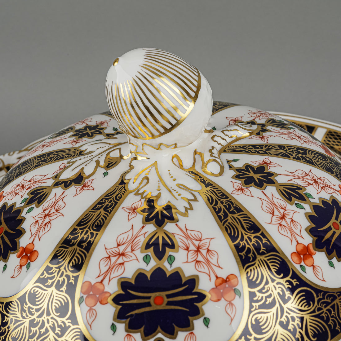 ROYAL CROWN DERBY Old Imari 1128 Covered Soup Tureen