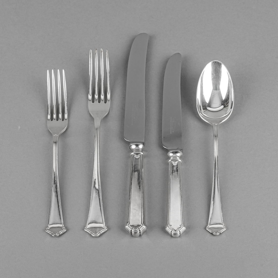 ELKINGTON & CO Trefoil Silverplate Flatware 12 Place Settings Plus Extras