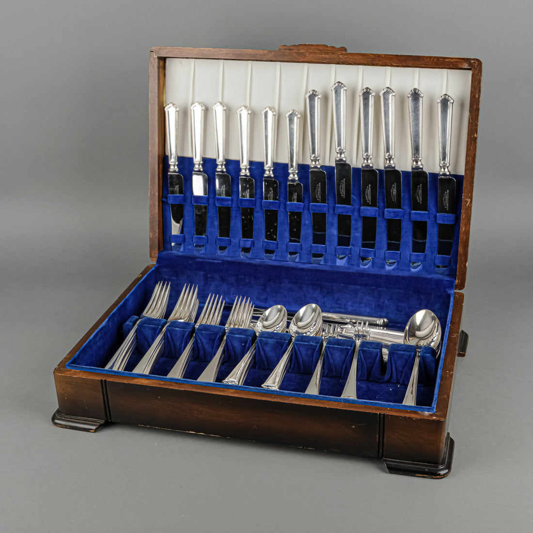 ELKINGTON & CO Trefoil Silverplate Flatware 12 Place Settings Plus Extras