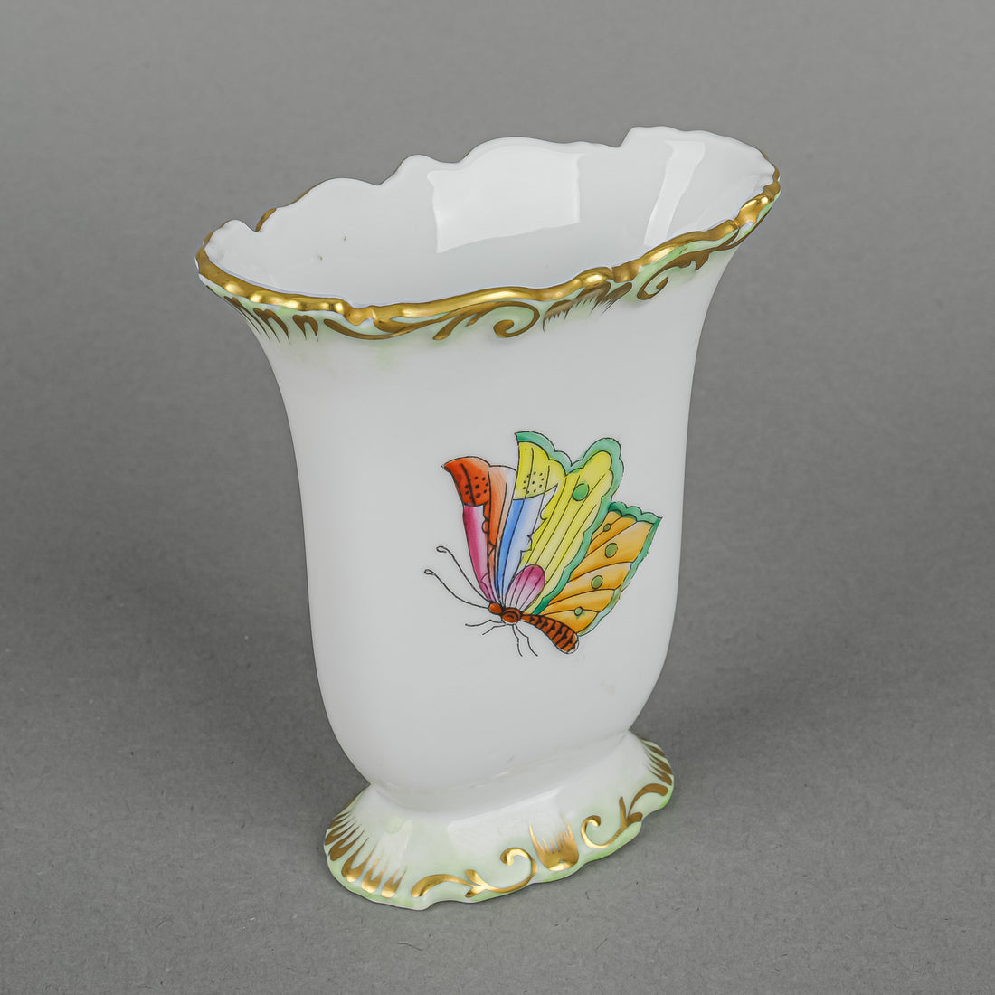 HEREND Queen Victoria Vase 6782