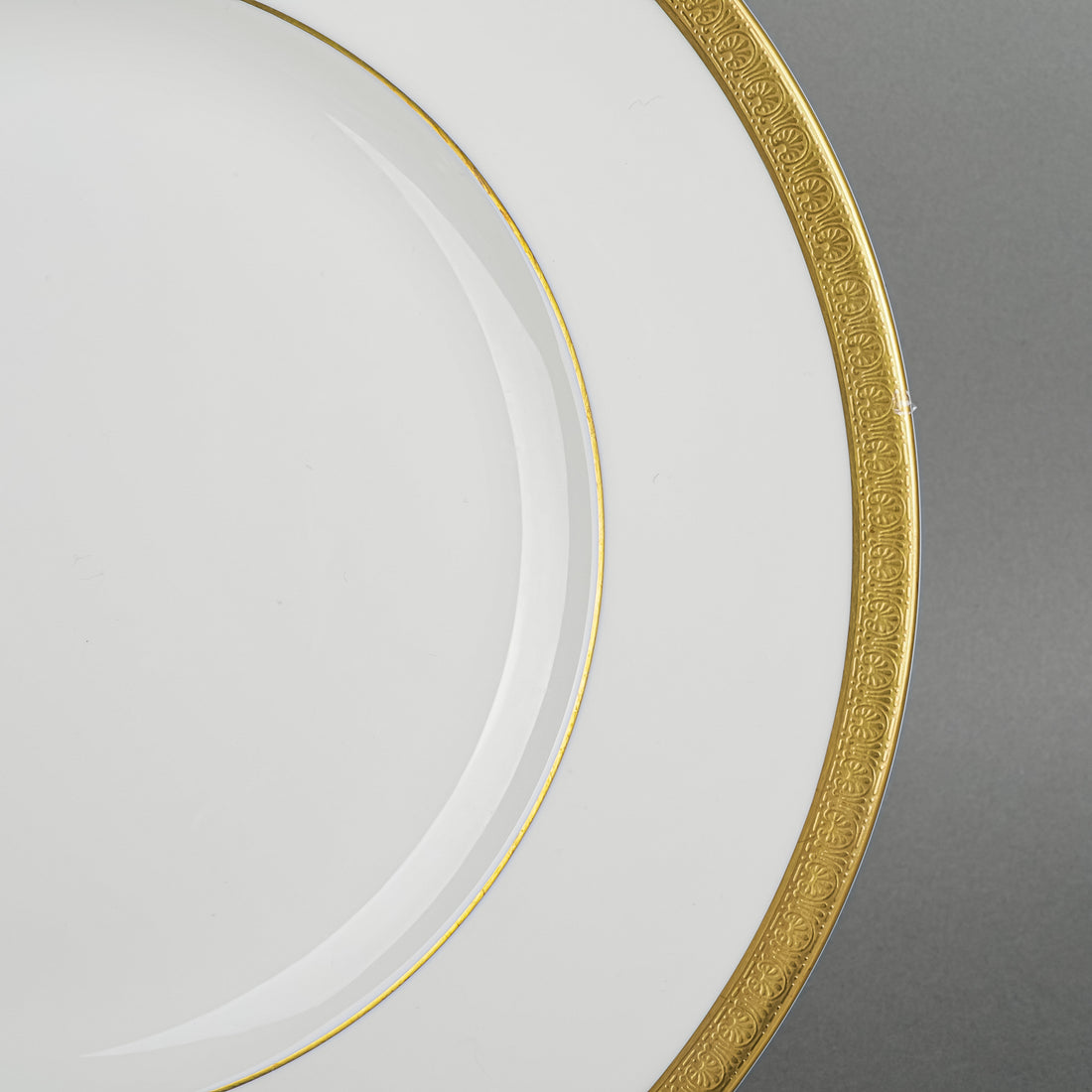 ROYAL DOULTON Royal Gold H4980 12 Place Settings