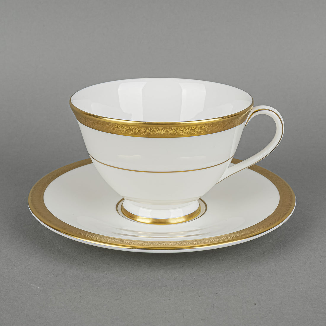 ROYAL DOULTON Royal Gold H4980 12 Place Settings