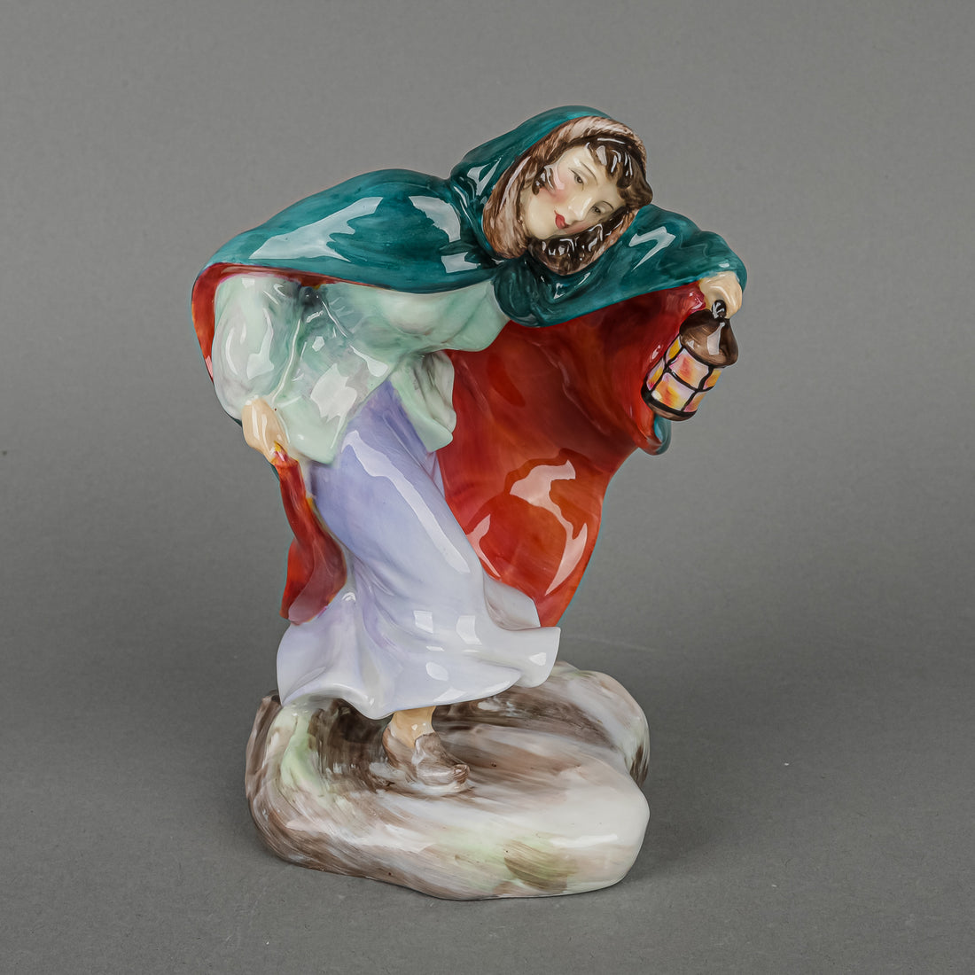 ROYAL DOULTON Figurine Winter HN 2088  The Seasons Series