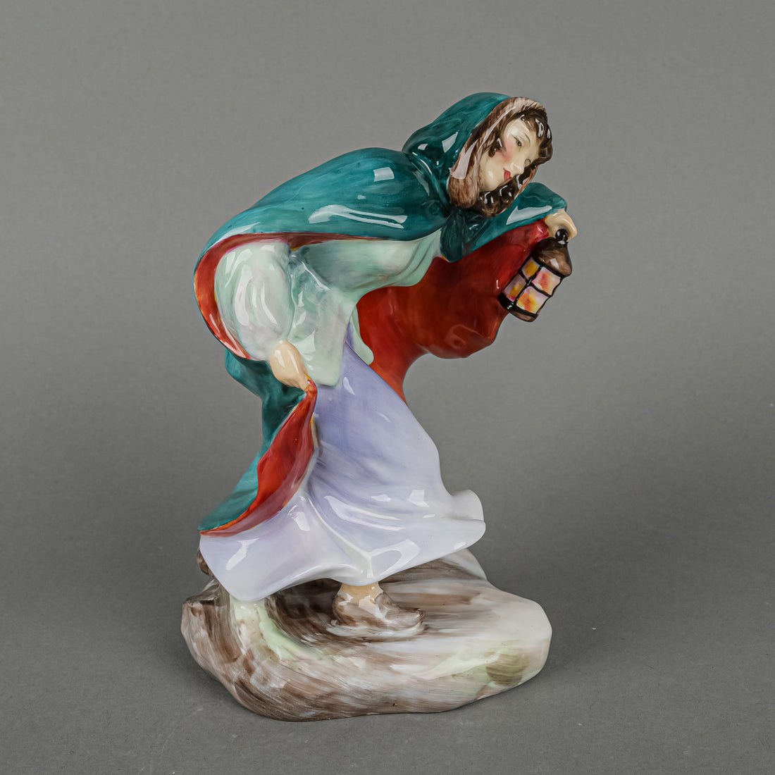 ROYAL DOULTON Figurine Winter HN 2088  The Seasons Series