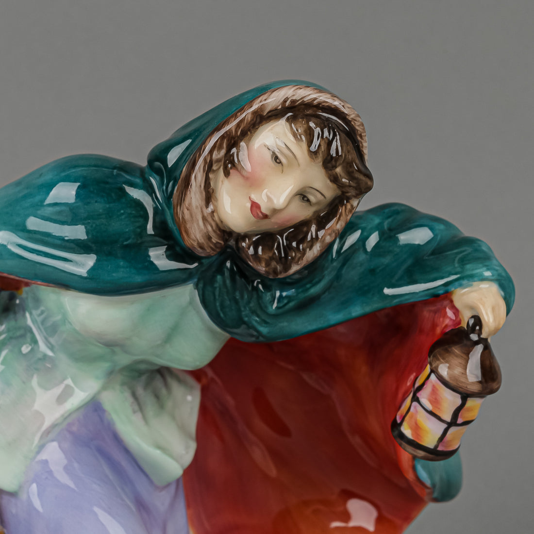 ROYAL DOULTON Figurine Winter HN 2088  The Seasons Series