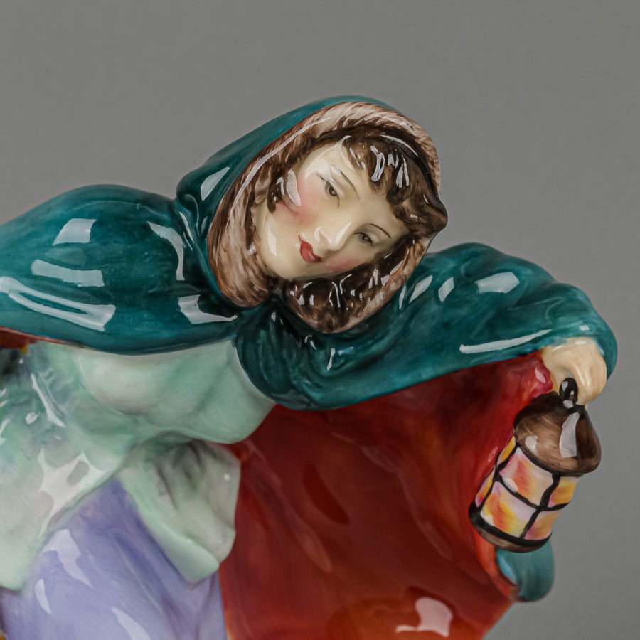 ROYAL DOULTON Figurine Winter HN 2088  The Seasons Series