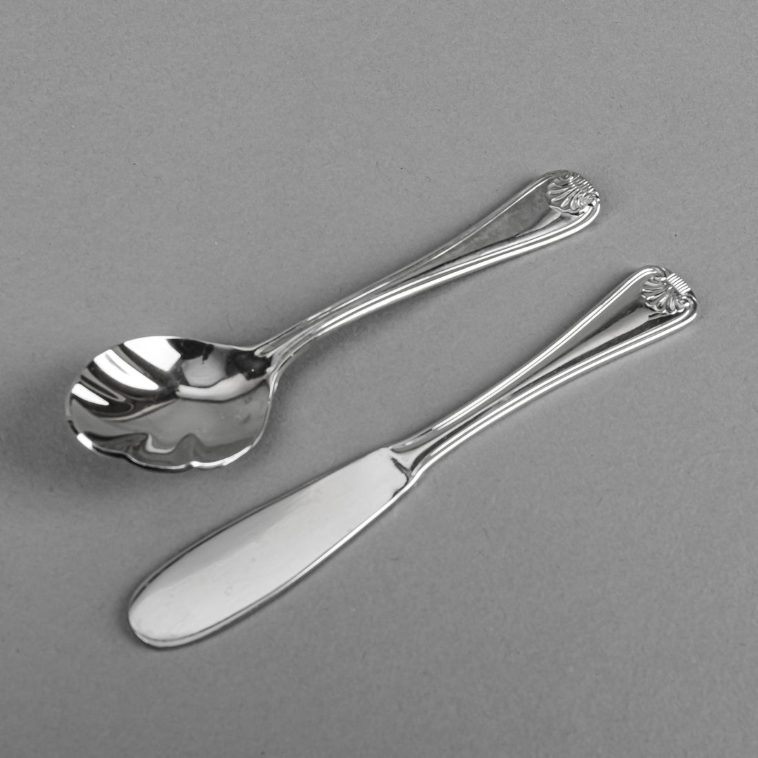 RETRONEU Hampton Shell Stainless Steel Flatware 9 Place Settings Plus Extras