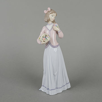 LLADRO Figurine Innocence In Bloom 7644