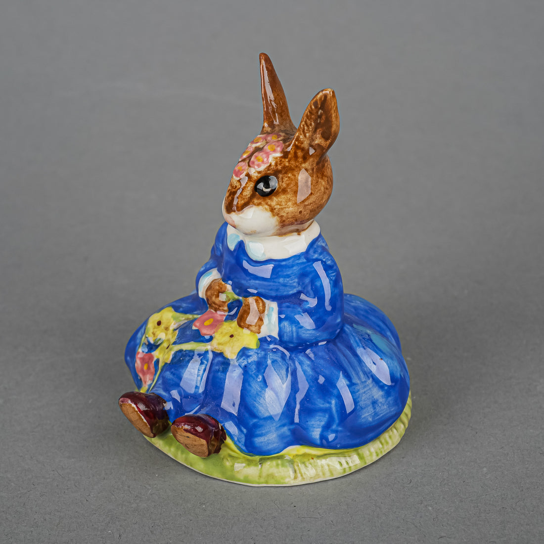 ROYAL DOULTON Bunnykins Figurine Daisie Bunnykins Spring Time