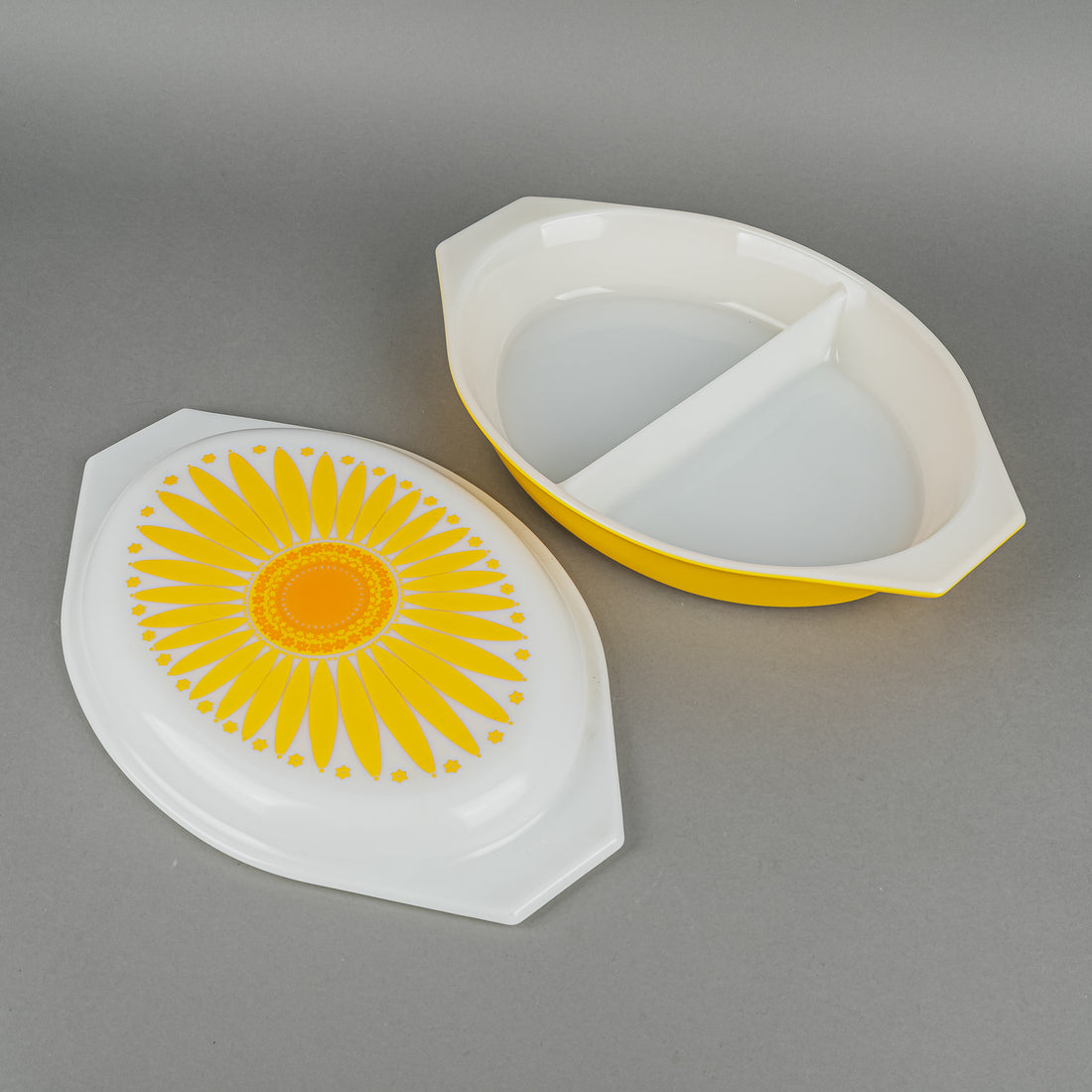 PYREX Daisy Covered Divided Serving Dish