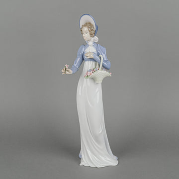 LLADRO Figurine A Flower For You 6427