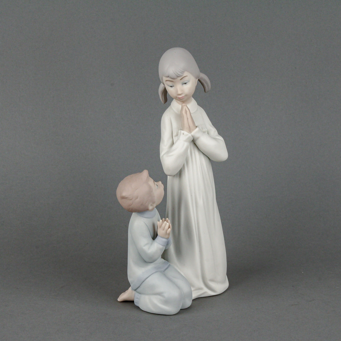 LLADRO Teaching to Pray 4779M Figurine