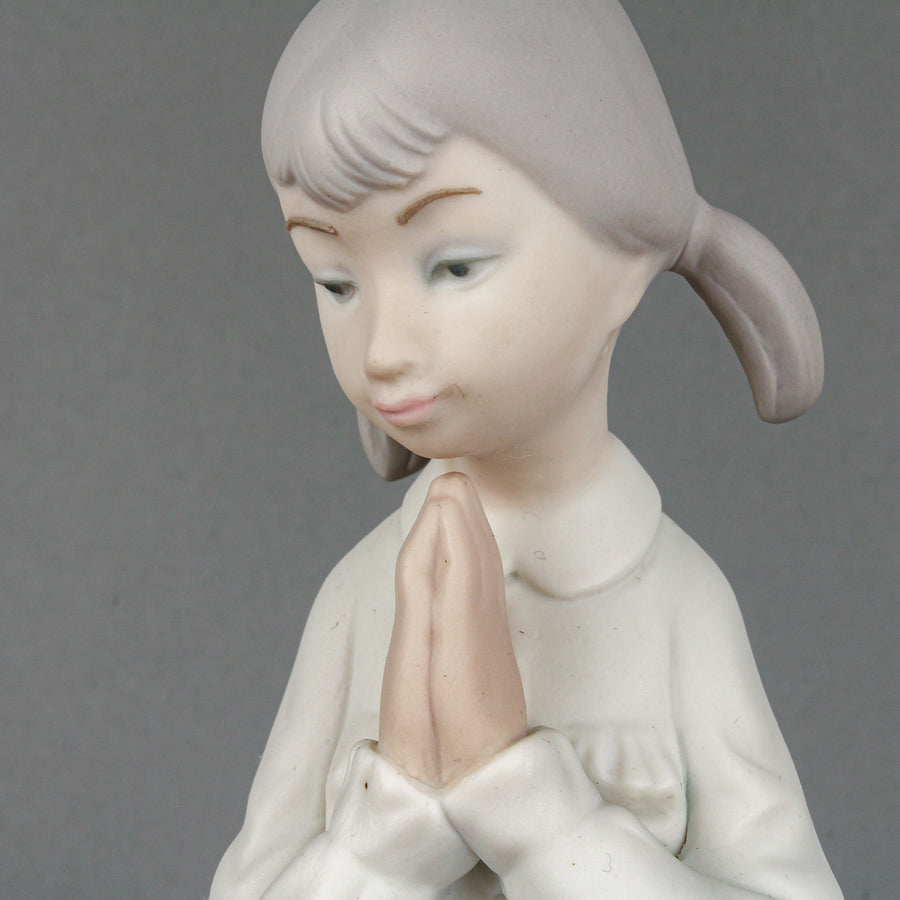 LLADRO Teaching to Pray 4779M Figurine