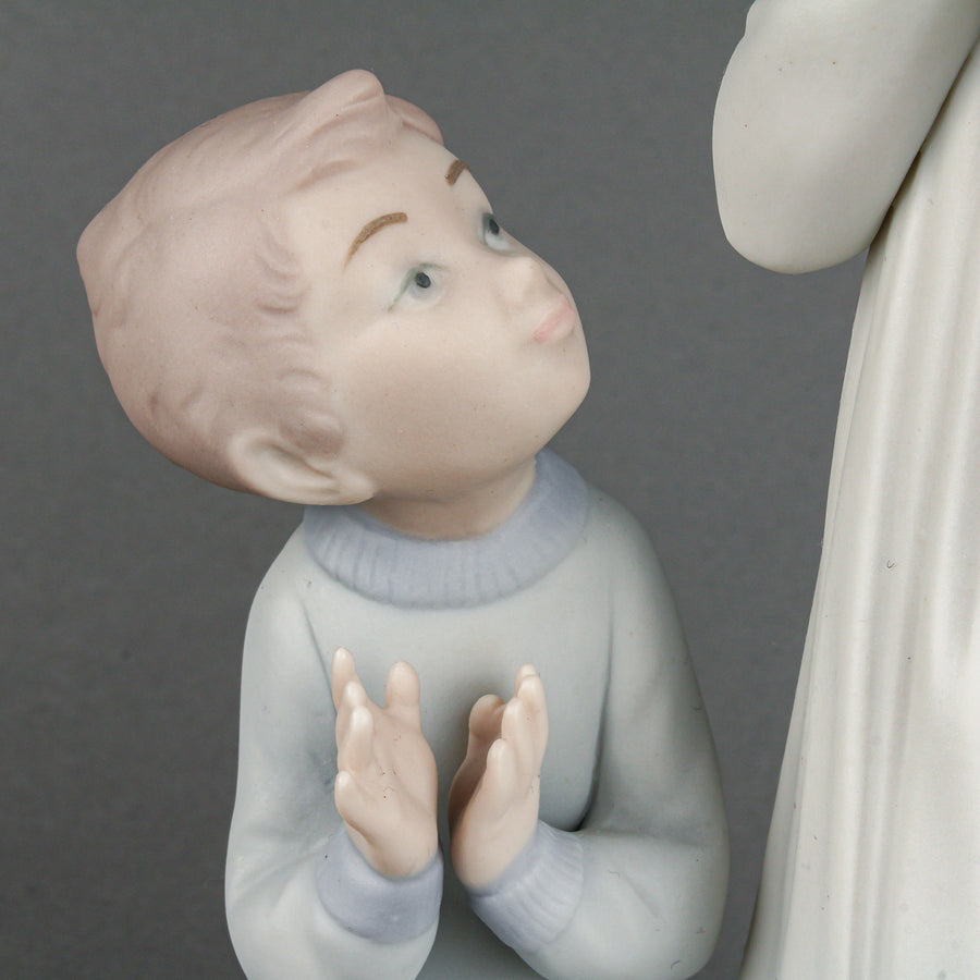 LLADRO Teaching to Pray 4779M Figurine