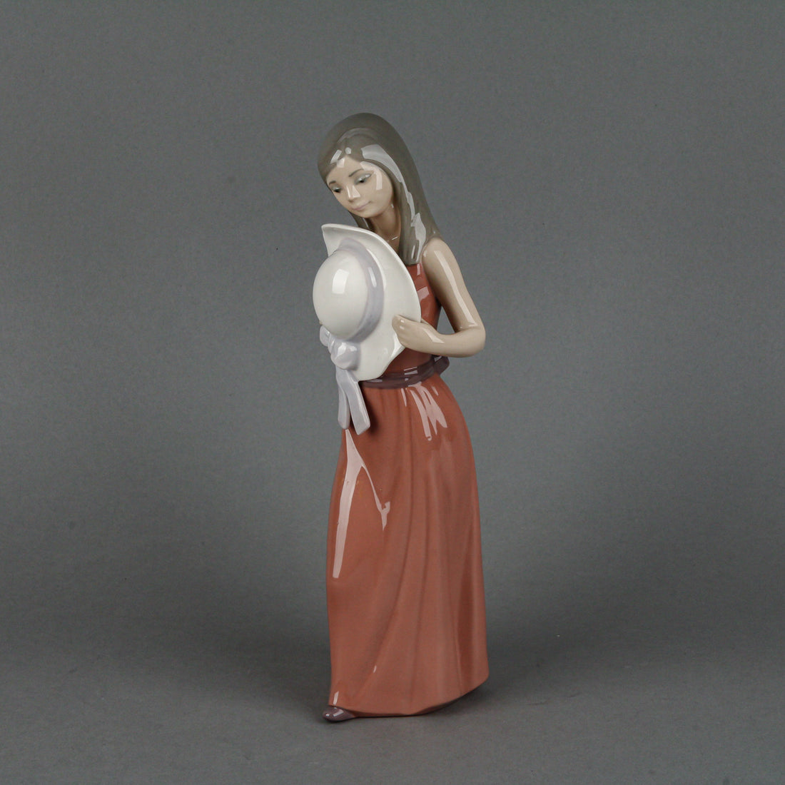 LLADRO Bashful Girl with Straw Hat 5007 Figurine H10"