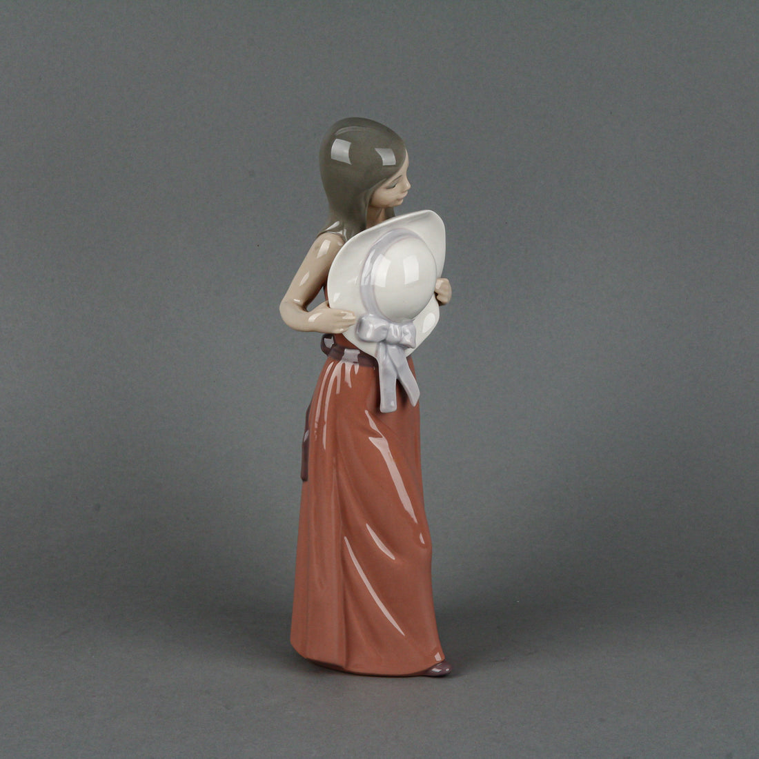 LLADRÓ Bashful Girl with Straw Hat 5007 Figurine