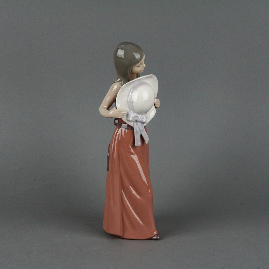 LLADRO Bashful Girl with Straw Hat 5007 Figurine H10"