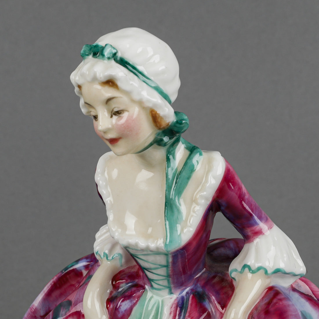 ROYAL DOULTON Goody Two Shoes HN 1889 Figurine