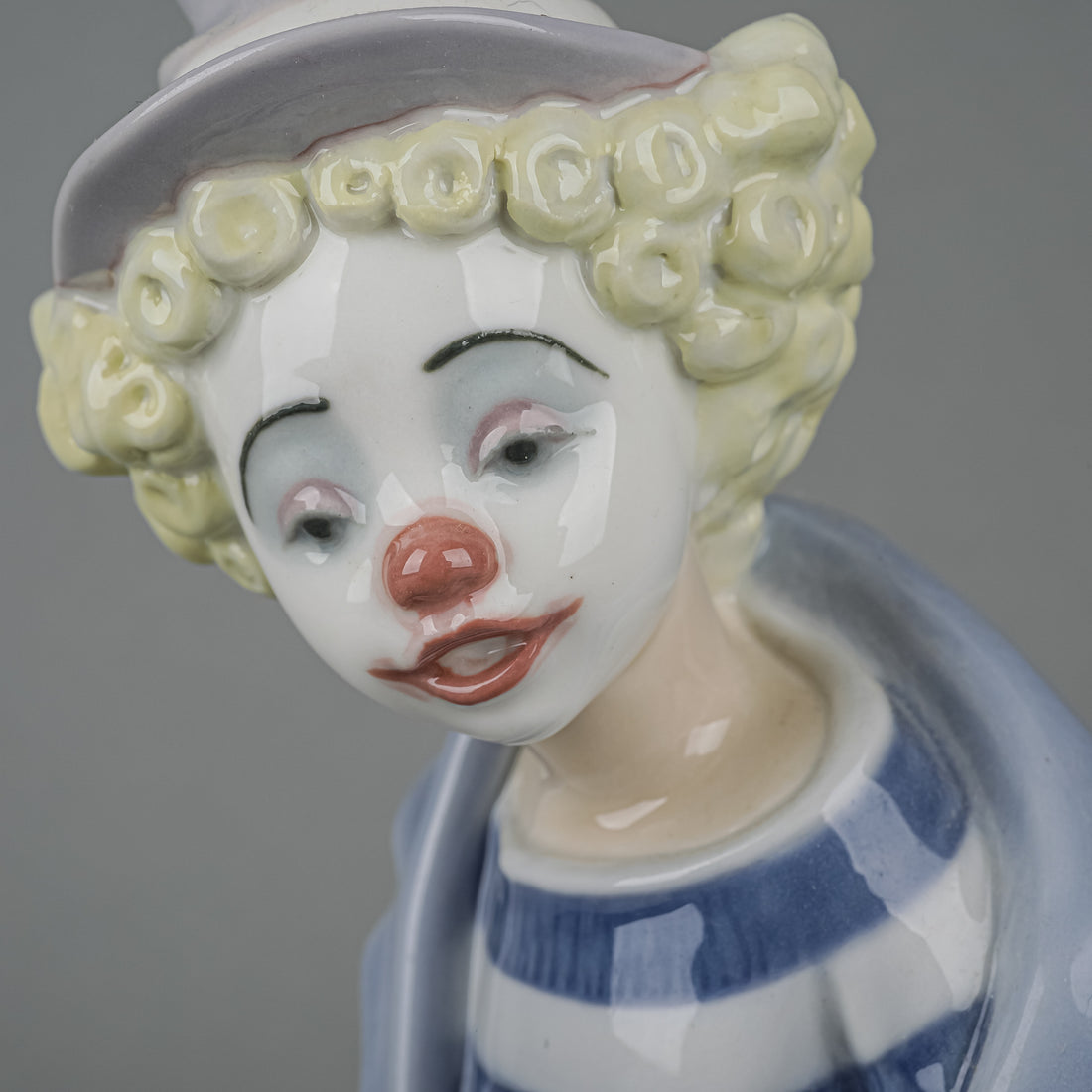 LLADRO Figurine Little Traveller 7602 Collector Society Around The Block