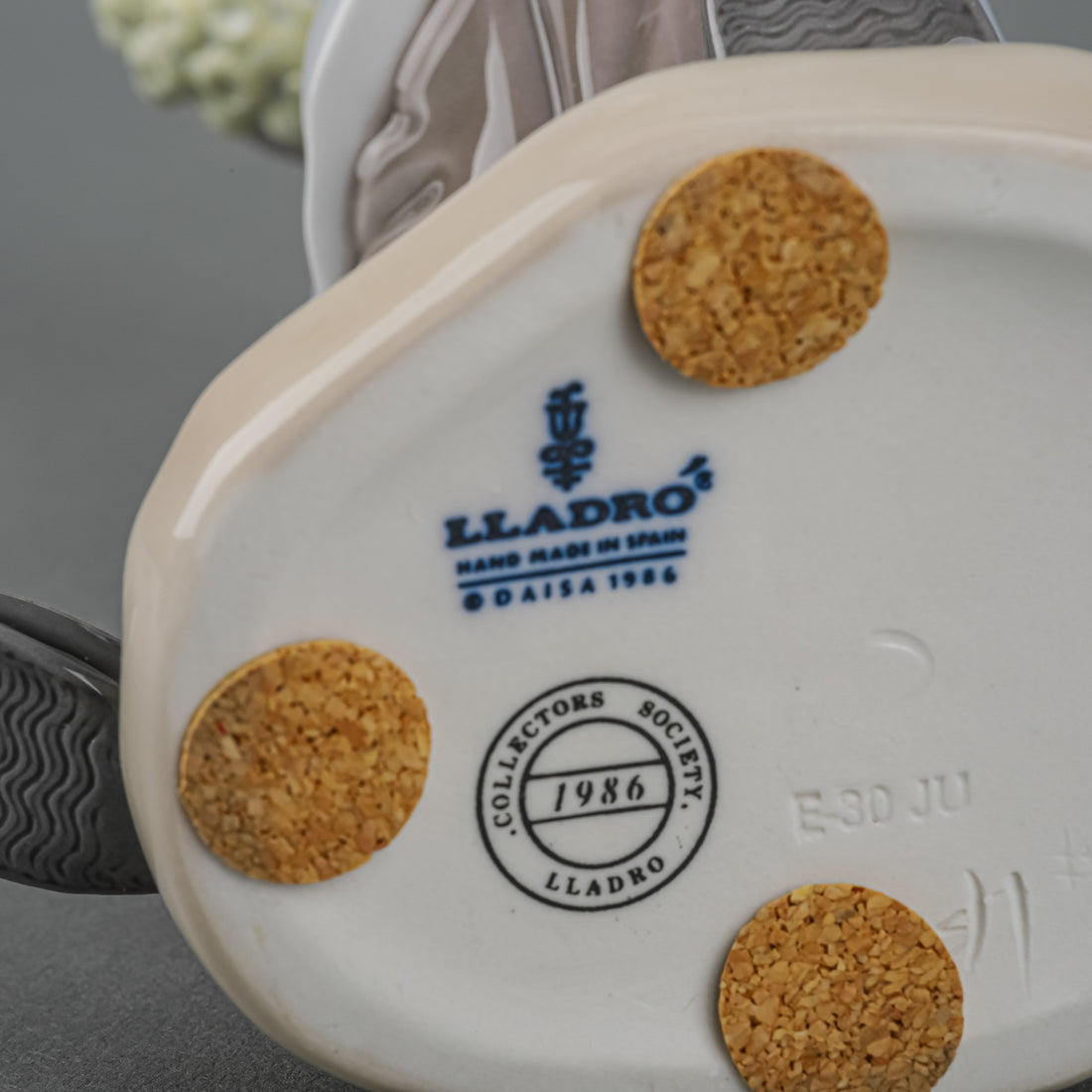 LLADRO Figurine Little Traveller 7602 Collector Society Around The Block