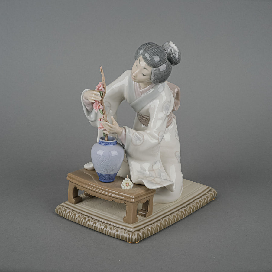 LLADRO Figurine Japanese Girl Decorating 4840
