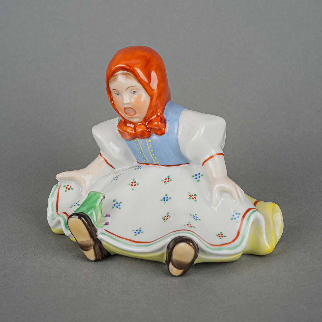 HEREND Fig Little Girl With Frog 5527