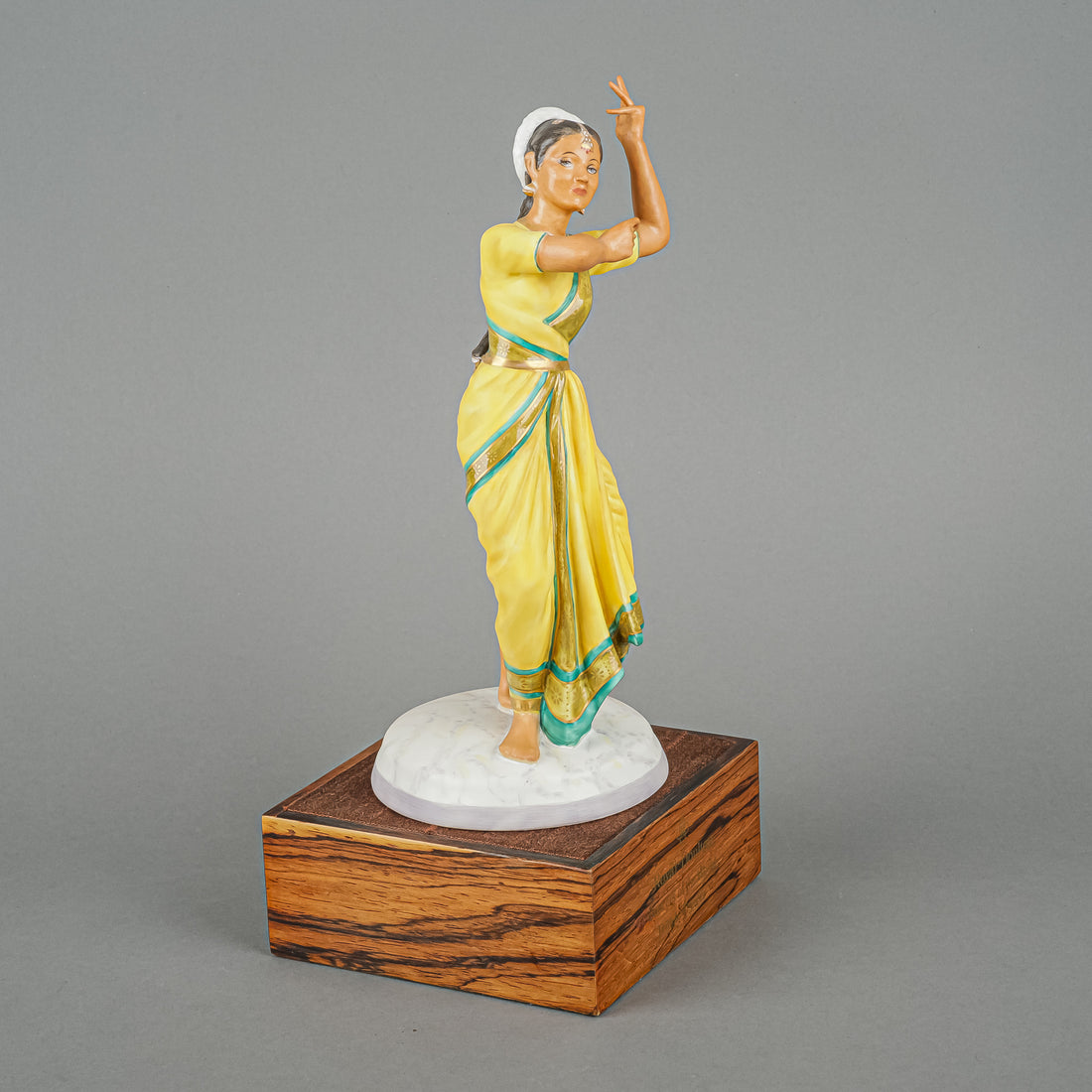 ROYAL DOULTON Figurine Indian Temple Dancer HN 2830 DancersOfTheWorld