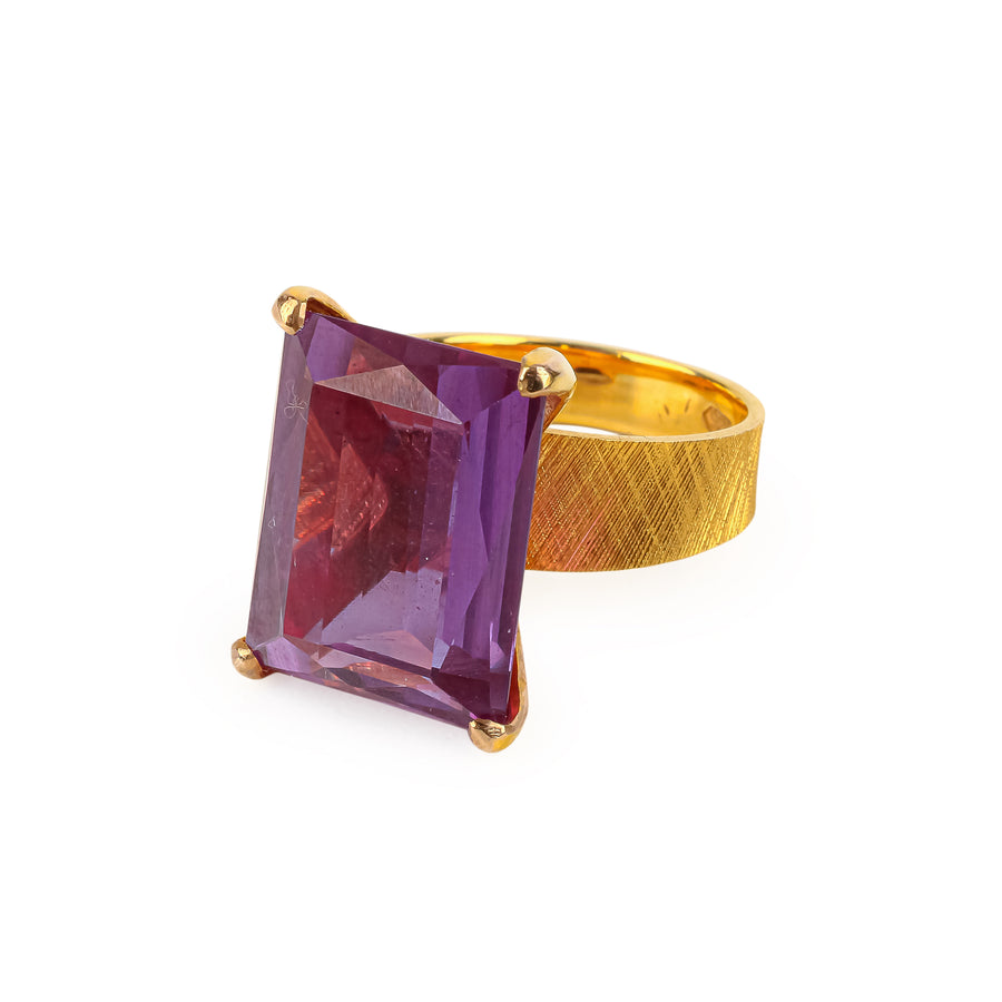 14K Yellow Gold Synthetic Colour Change Sapphire Ring
