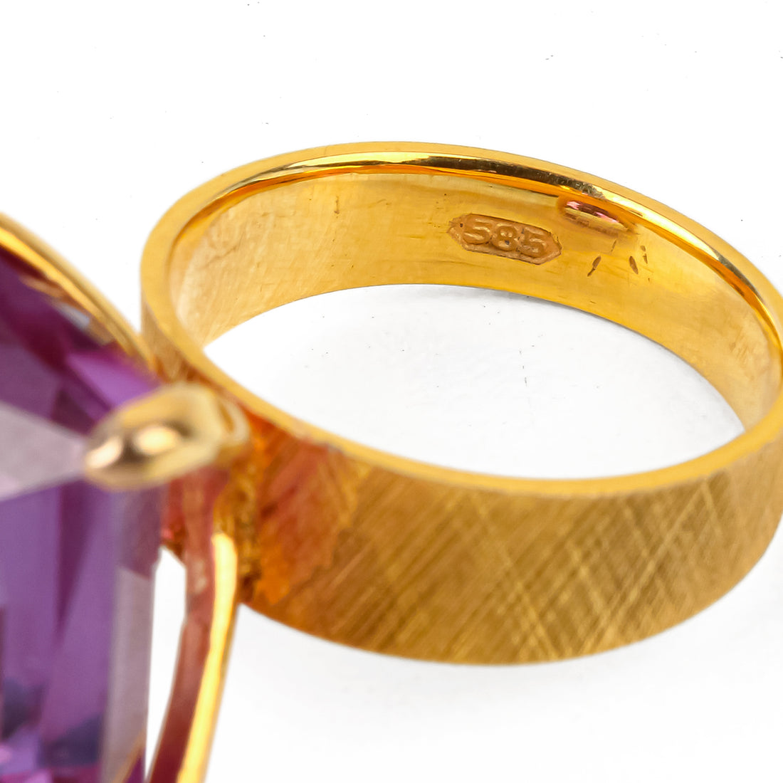 14K Yellow Gold Synthetic Colour Change Sapphire Ring