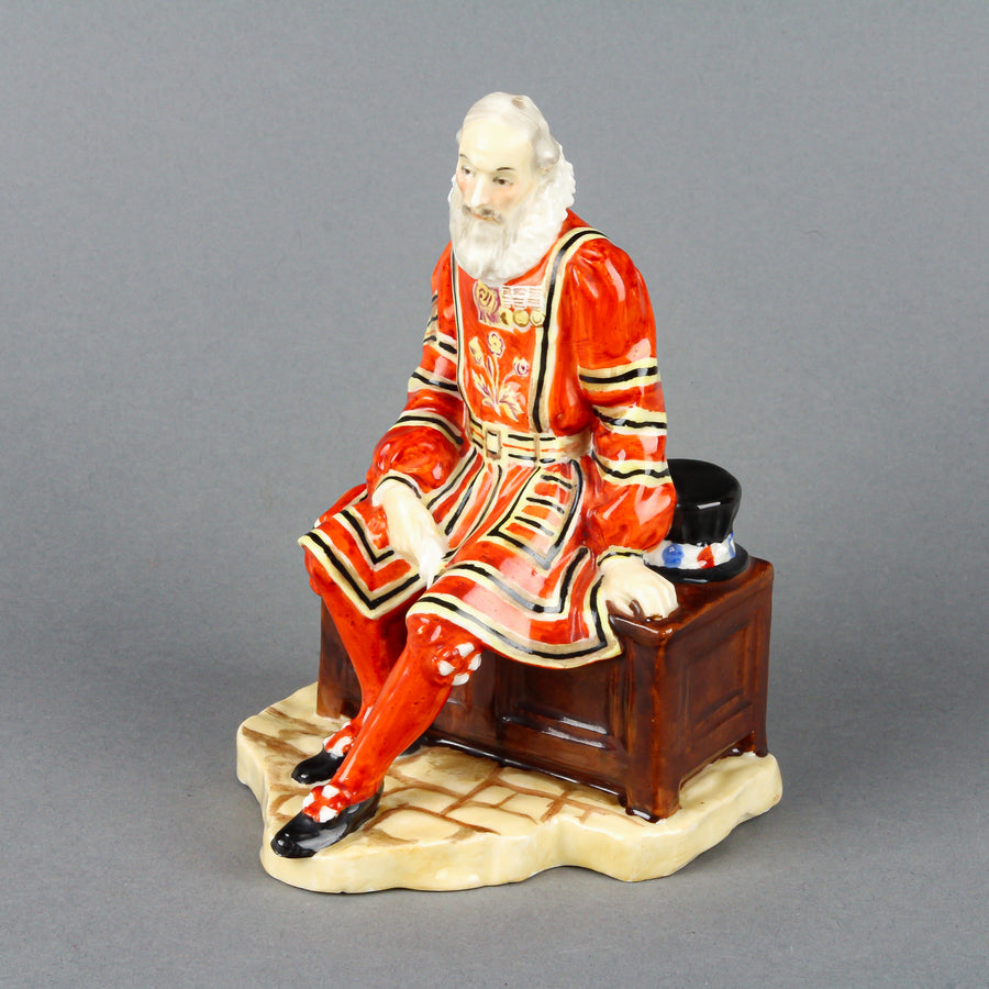 ROYAL DOULTON The Yeoman of the Guard HN 688 Figurine