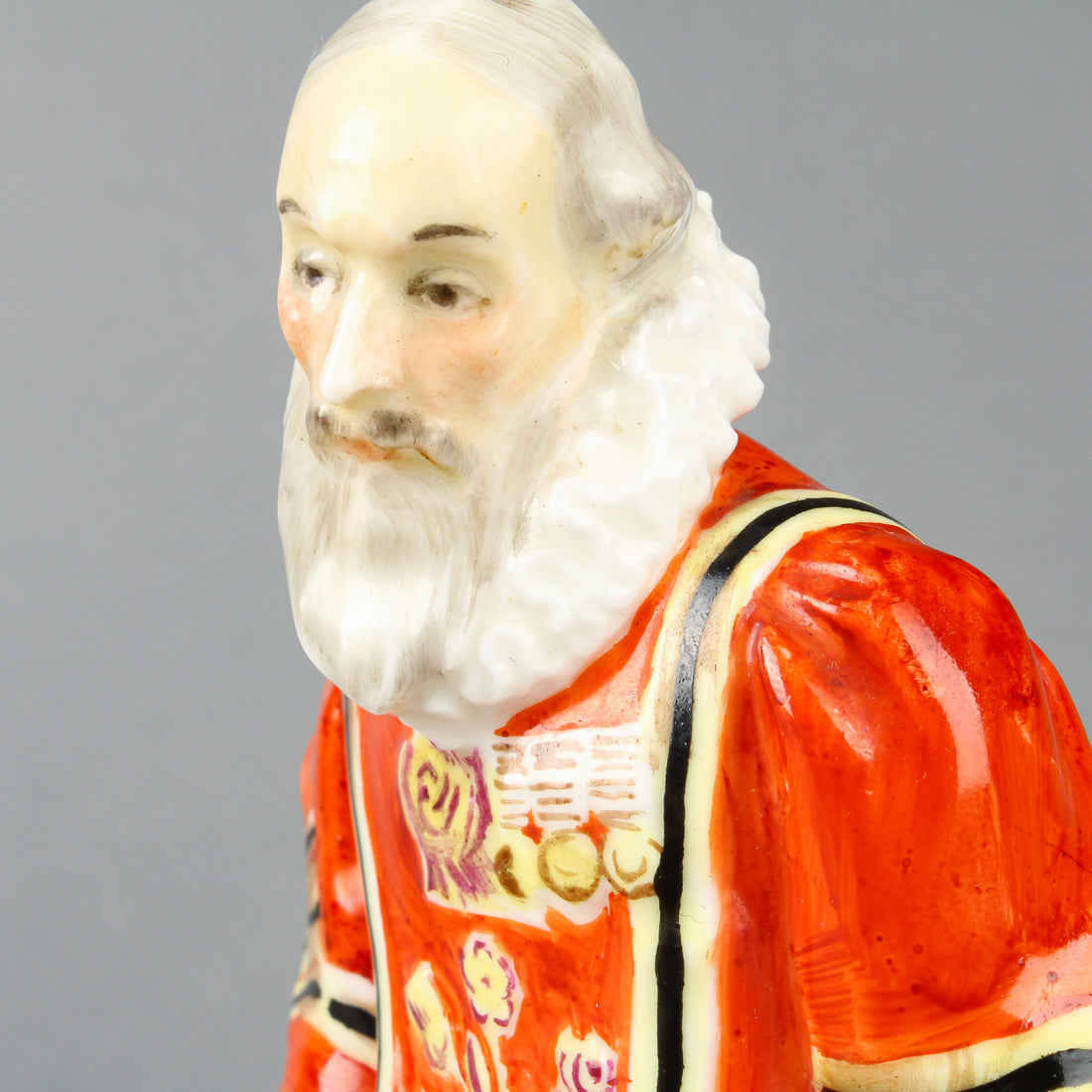 ROYAL DOULTON The Yeoman of the Guard HN 688 Figurine