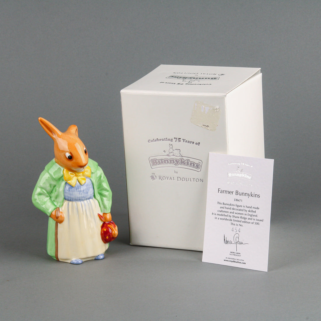 ROYAL DOULTON Farmer Bunnykins DB471 Figurine