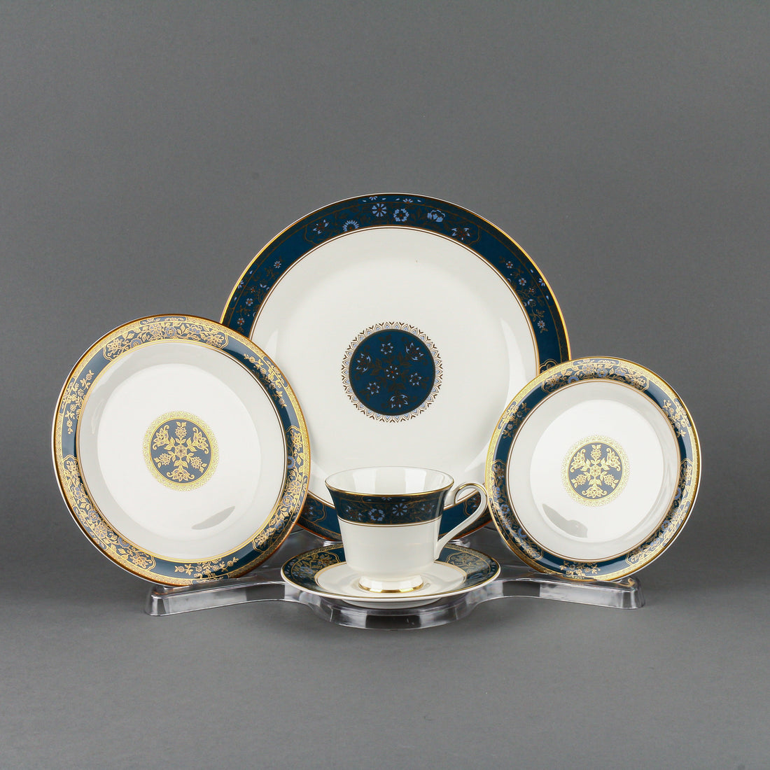 ROYAL DOULTON Carlyle - 8 Place Settings