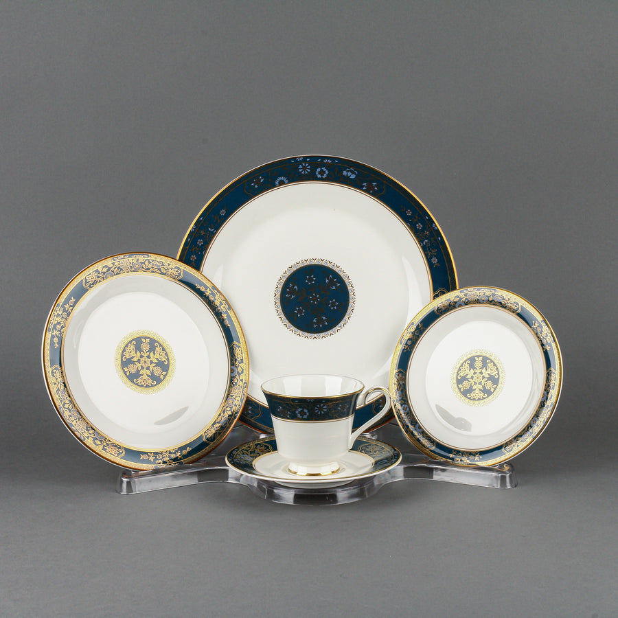 ROYAL DOULTON Carlyle - 8 Place Settings