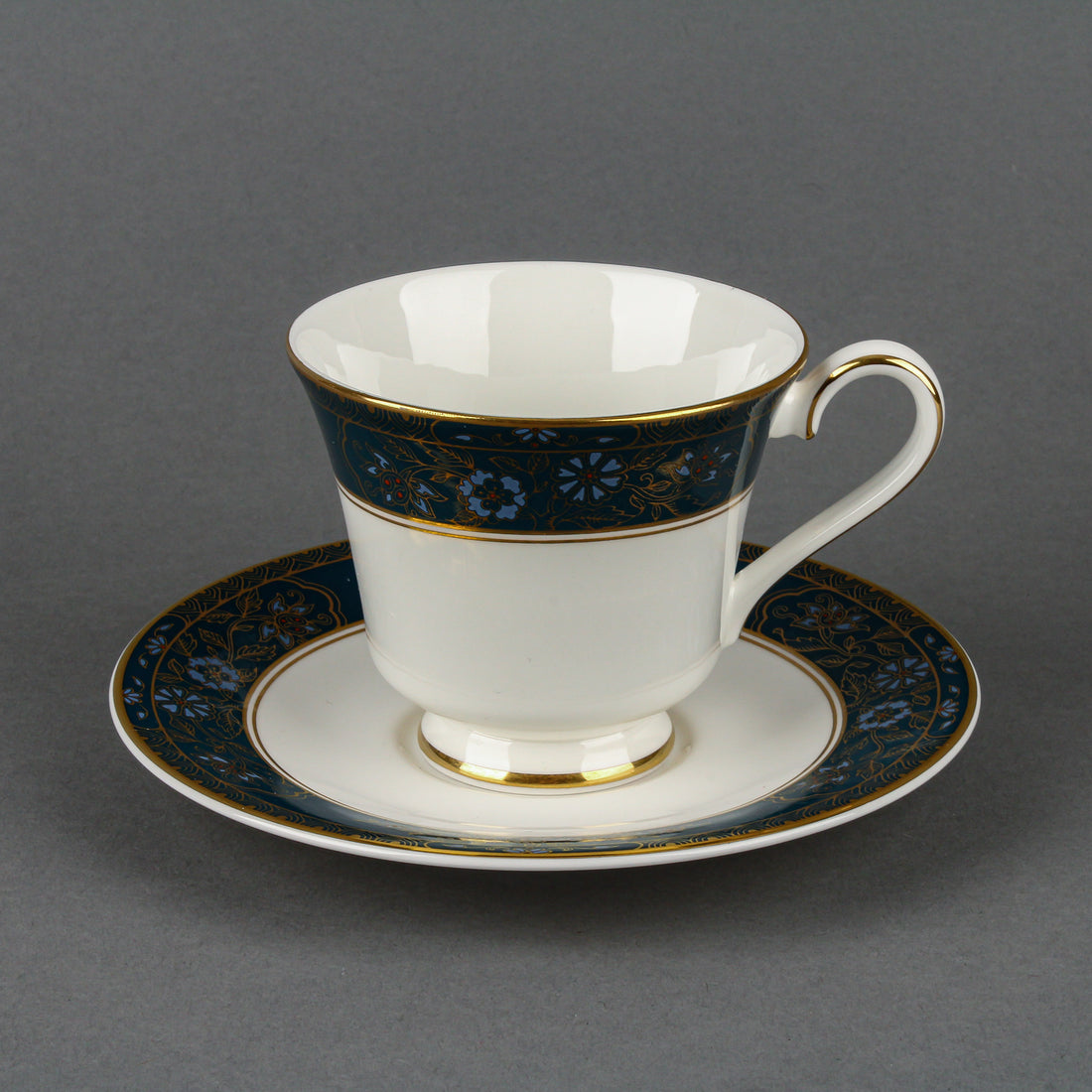 ROYAL DOULTON Carlyle - 8 Place Settings