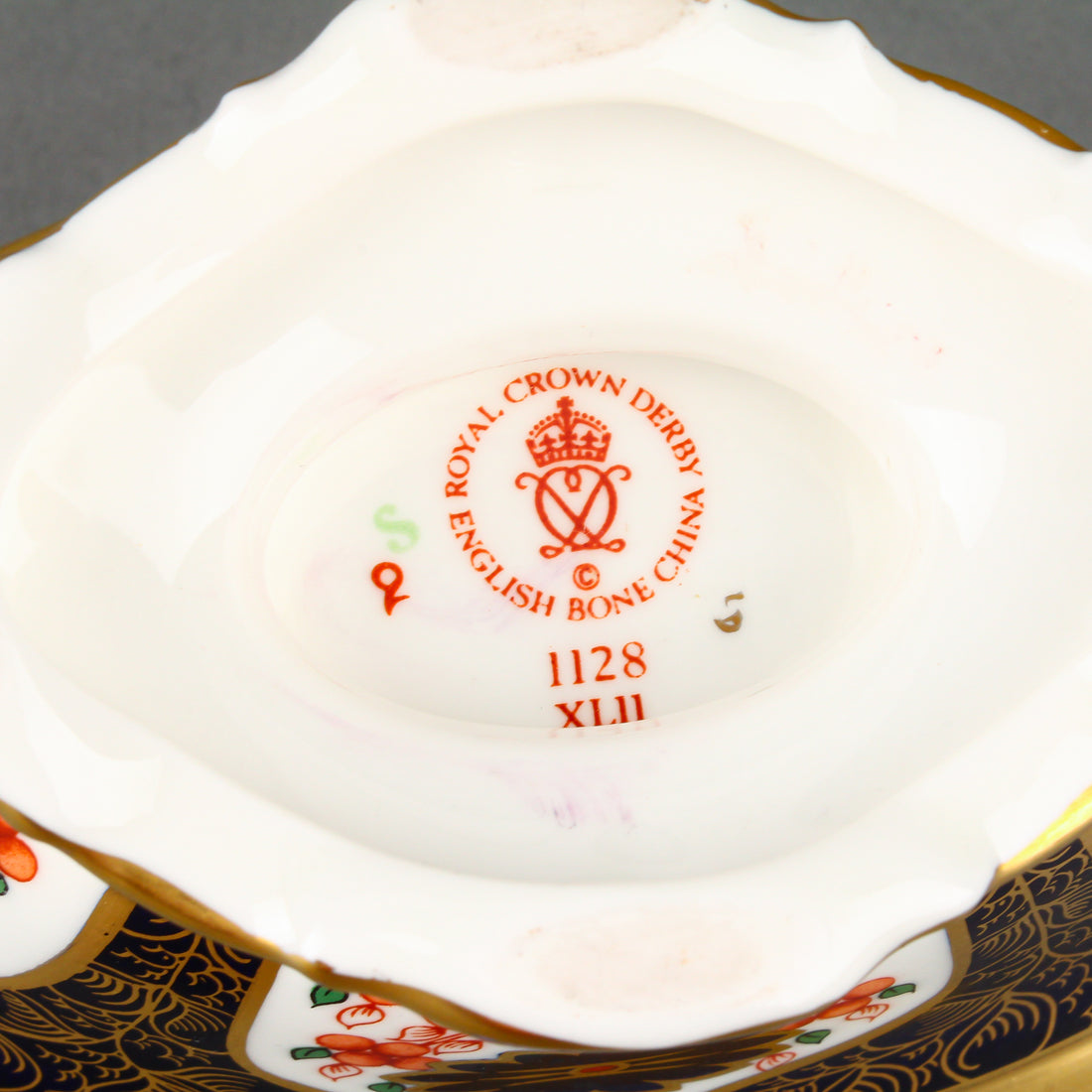 ROYAL CROWN DERBY Old Imari Sold Gold Band 1128 Footed Bowl with Lid