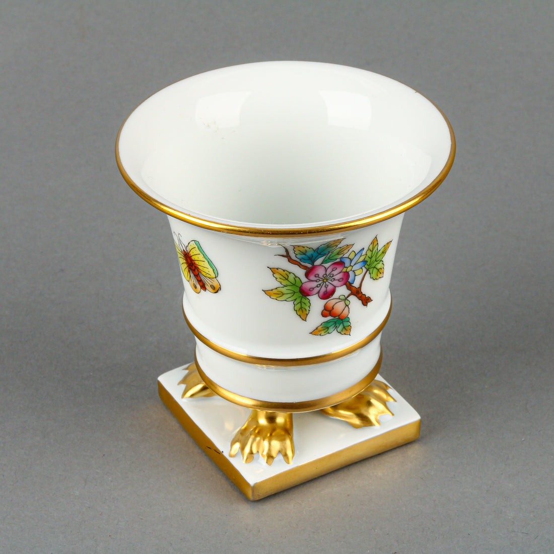HEREND Queen Victoria Empire Vase 6404