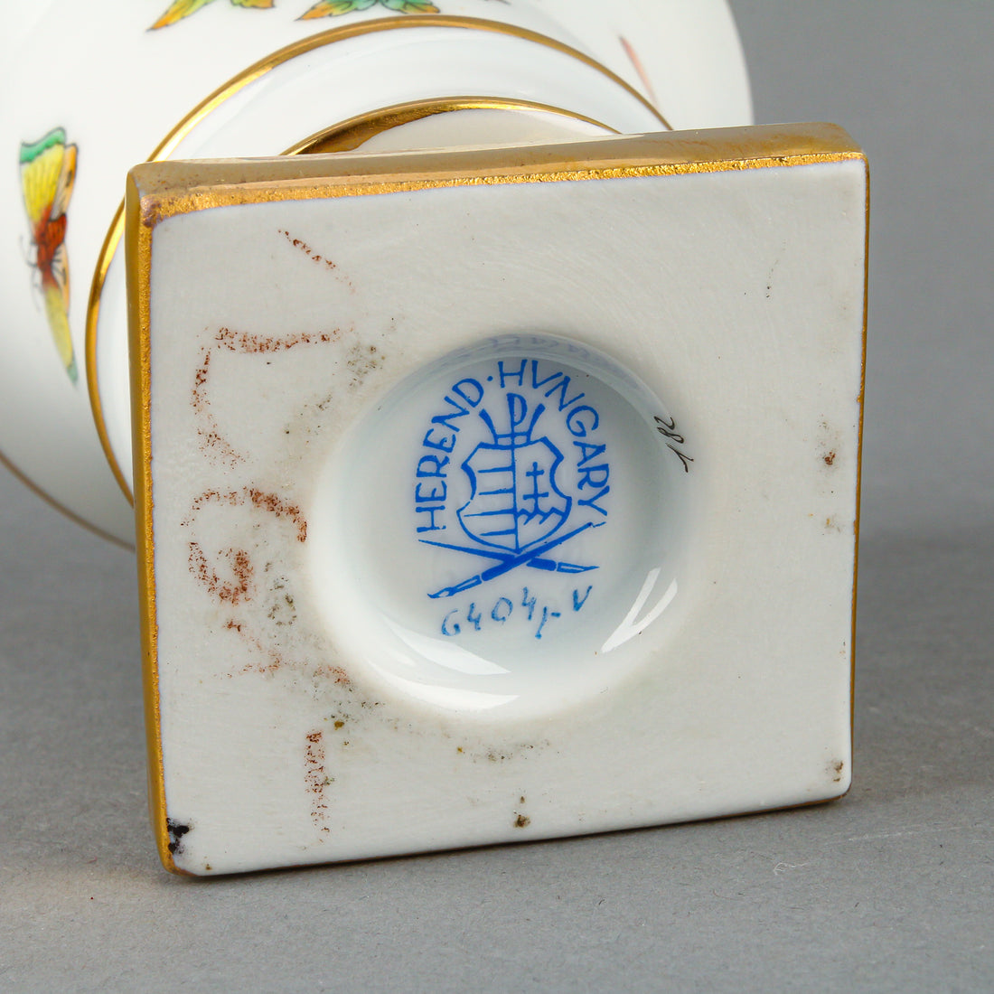 HEREND Queen Victoria Empire Vase 6404